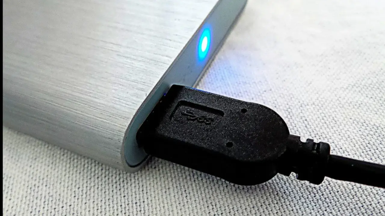Disque dur externe neuf connecté par USB, voyant bleu allumé. Faut il formater un disque dur externe neuf avant utilisation ?