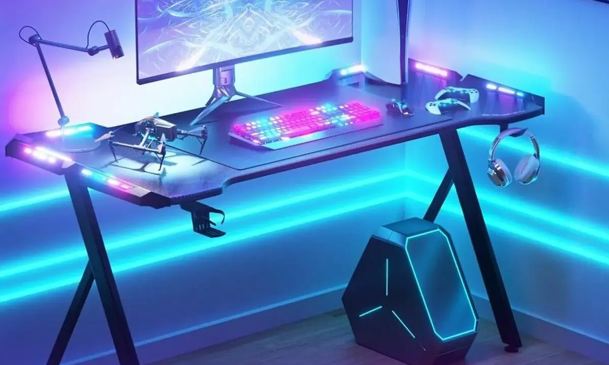 Bureau gamer avec éclairage LED, écran, clavier, manettes, casque et console. Parfait pour monter un PC gamer et plonger dans l'action.