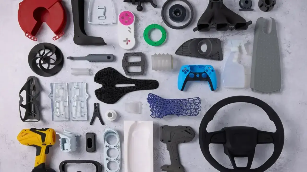Un guide impression 3d : des pièces variées, d'une manette de jeu à un volant, en passant par des outils et des composants de vélo.