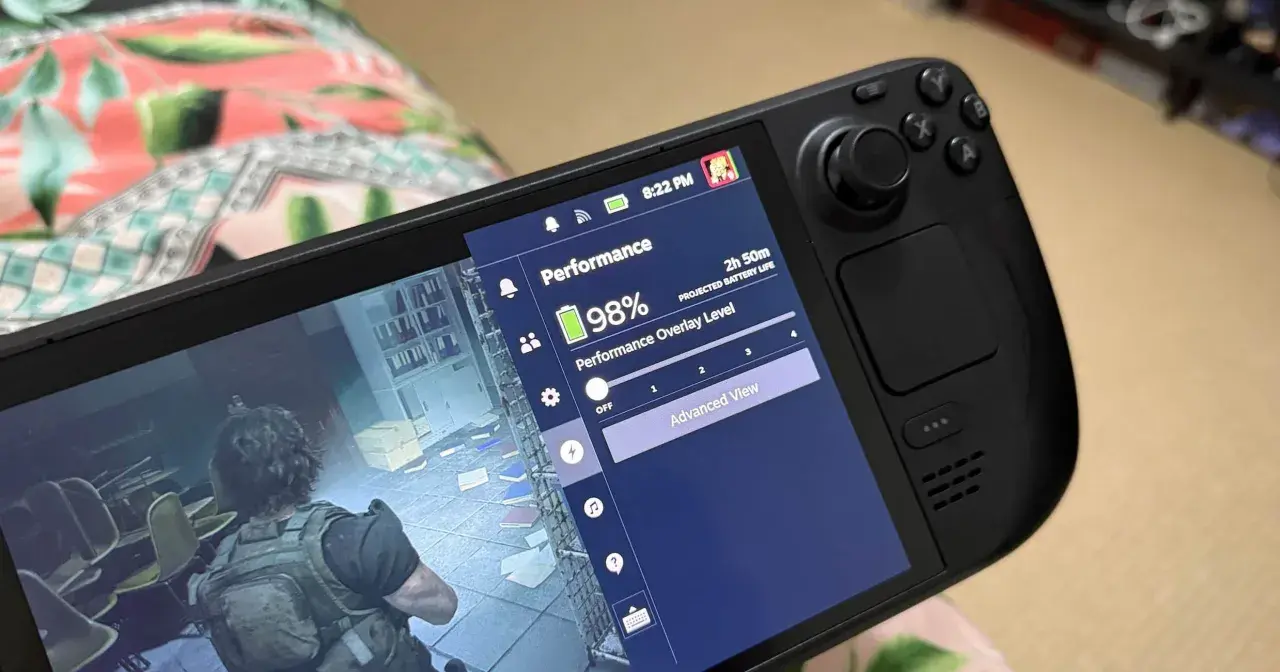 Une partie d'un Steam Deck 2 affiche un jeu et le menu performance avec 98% de batterie.