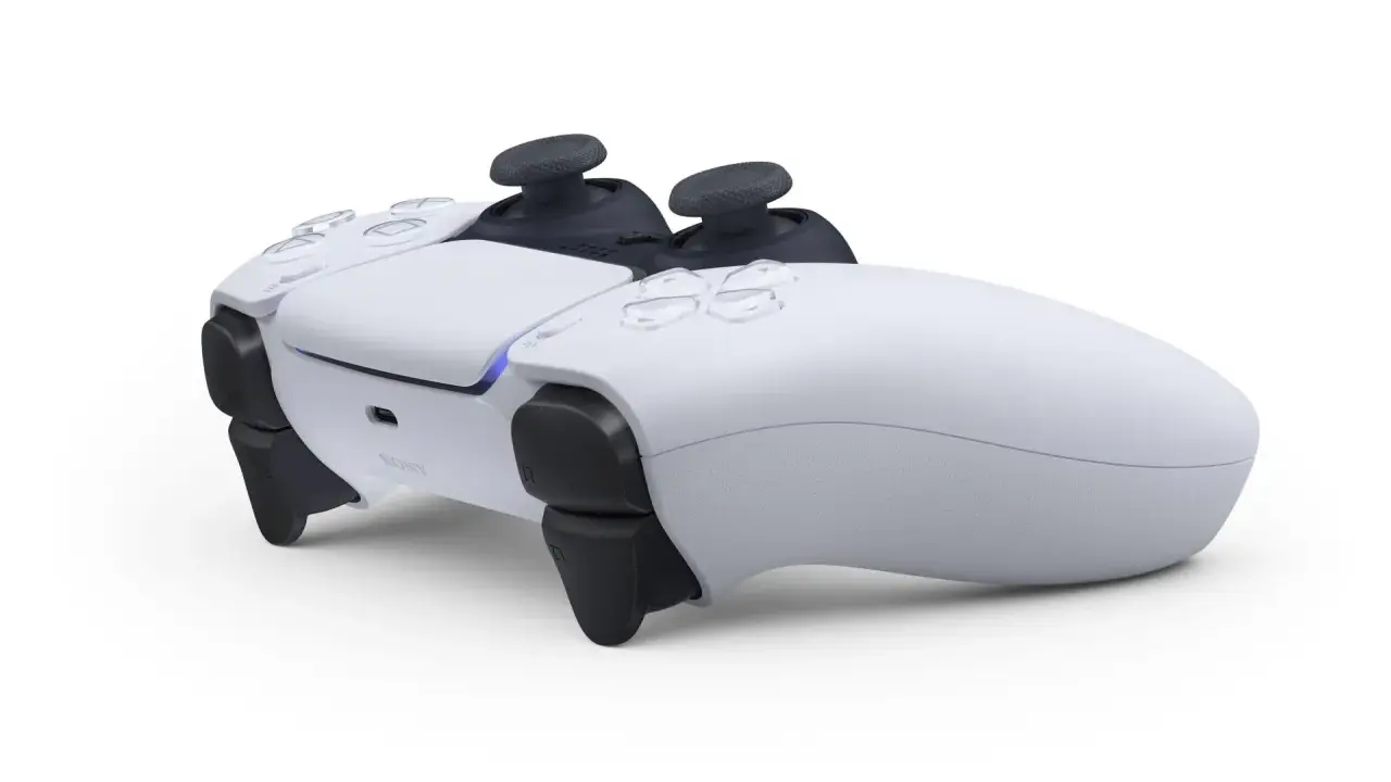 Manette PS5 blanche sur fond blanc, prête pour le jeu sur PC.
