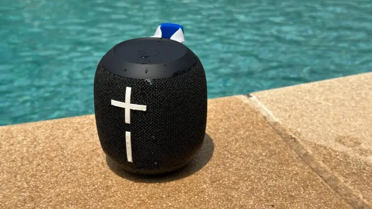 Enceinte Bluetooth noire, prête pour la piscine. Idéale pour savoir comment choisir une enceinte bluetooth adaptée à vos envies.