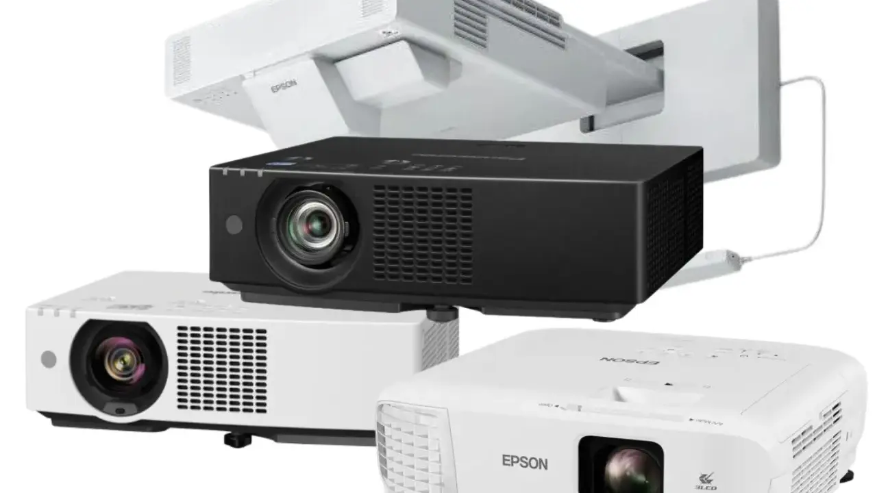 Plusieurs vidéoprojecteurs, dont un noir Panasonic et deux blancs Epson, sont présentés. Le choix dépend de combien de lumens pour un vidéoprojecteur est nécessaire.