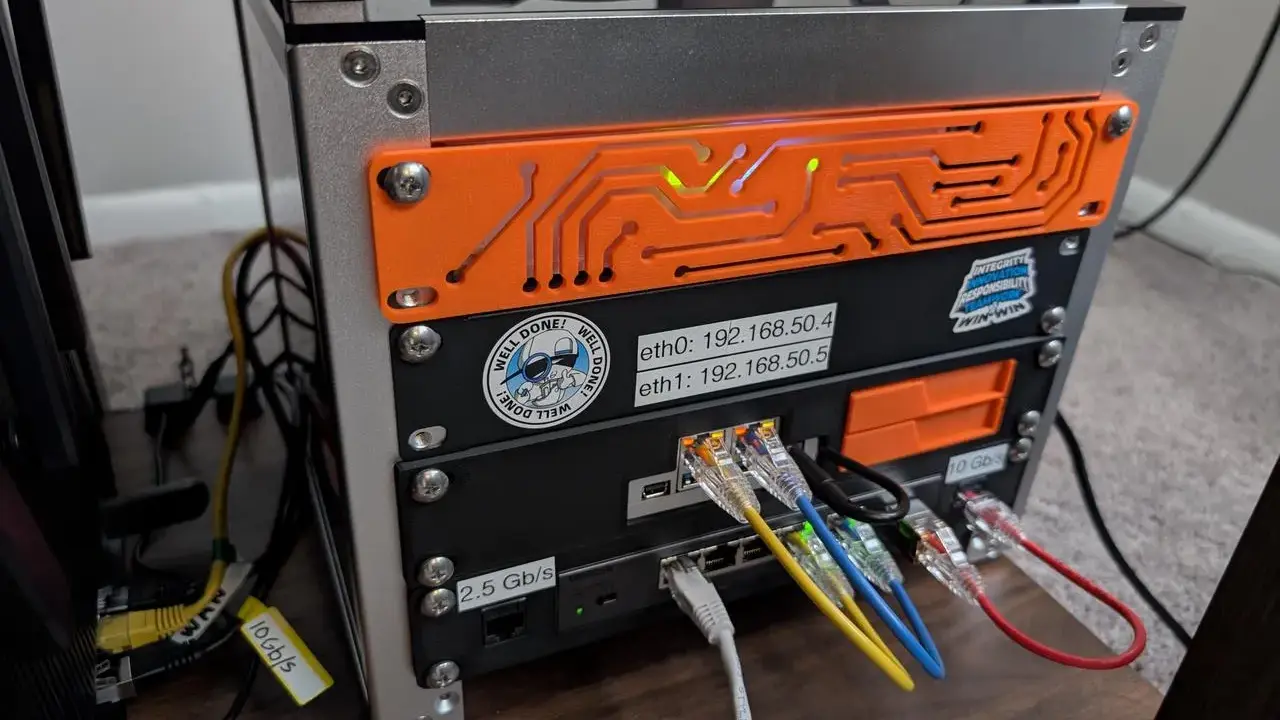 Un serveur maison avec plusieurs ports Ethernet, dont un 10 Gb/s, et des étiquettes personnalisées.