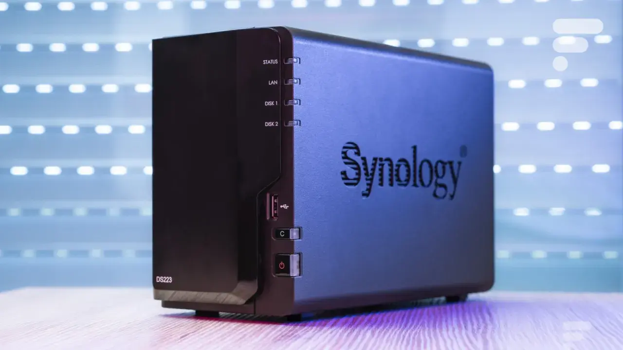 NAS Synology DS223 noir avec indicateurs lumineux et logo Synology.