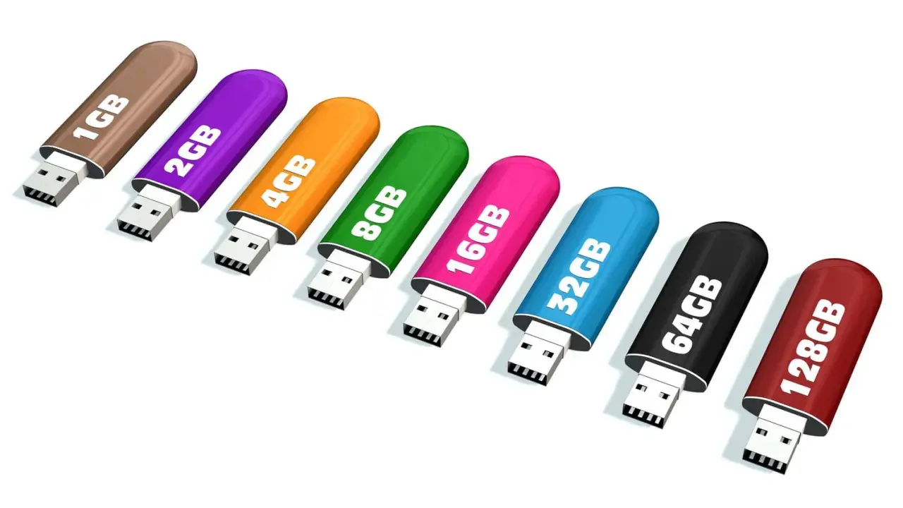 Une rangée de clés USB colorées, de 1 Go à 128 Go, prêtes à stocker vos données.