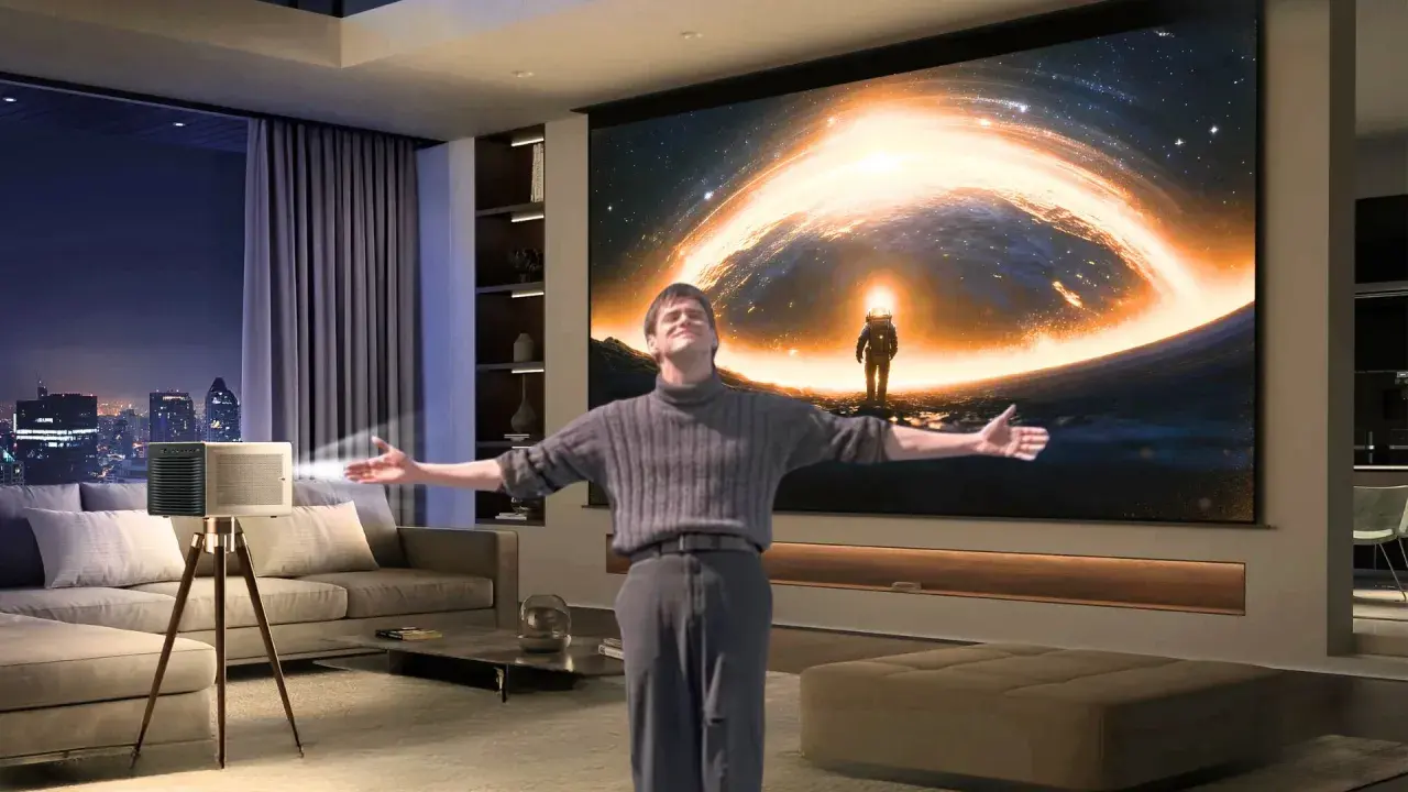 Un homme s'émerveille devant un vidéoprojecteur projetant une scène spatiale. Un guide pour comment choisir un vidéoprojecteur.
