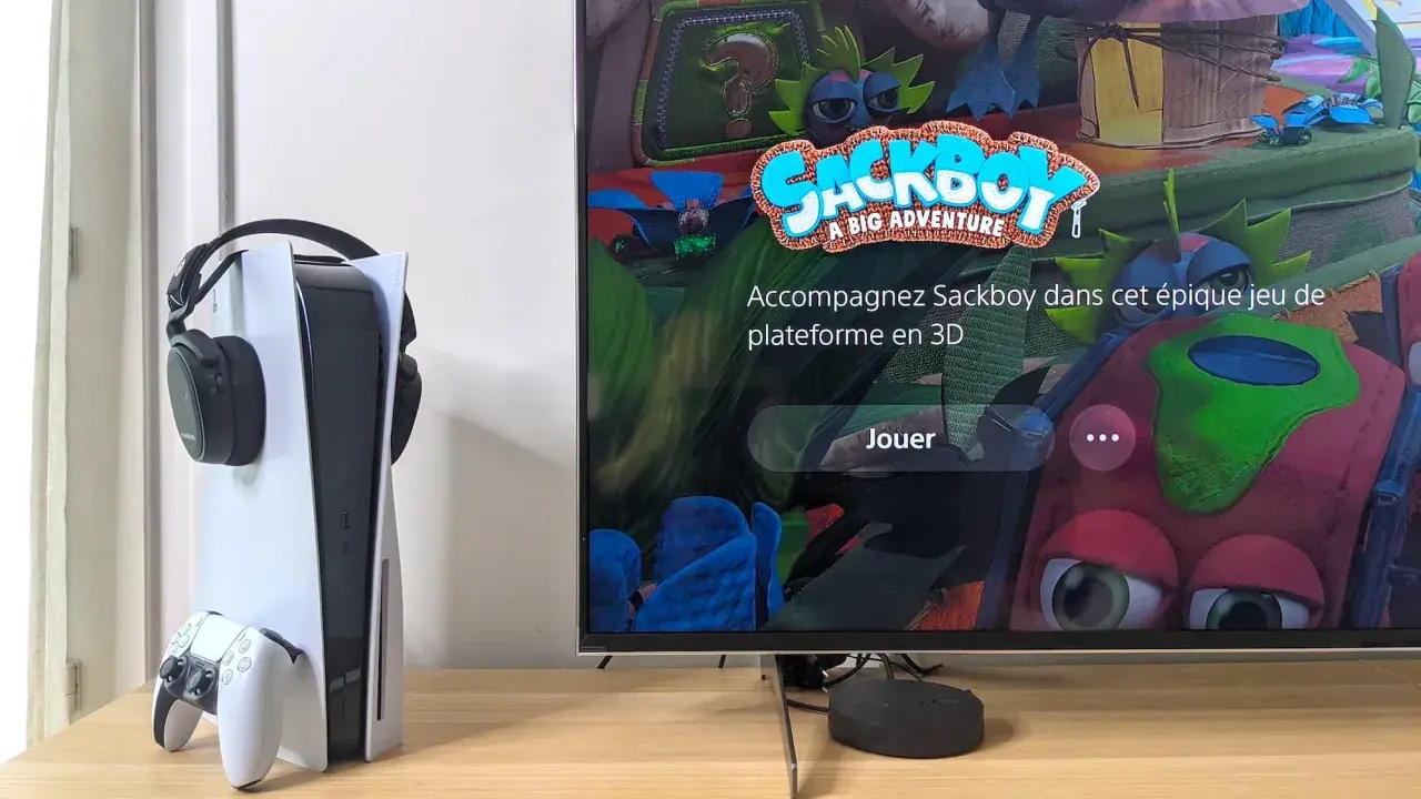 Une PS5 avec casque et manette, prête pour le jeu "Sackboy: A Big Adventure". La résolution PS5 promet une expérience visuelle immersive.