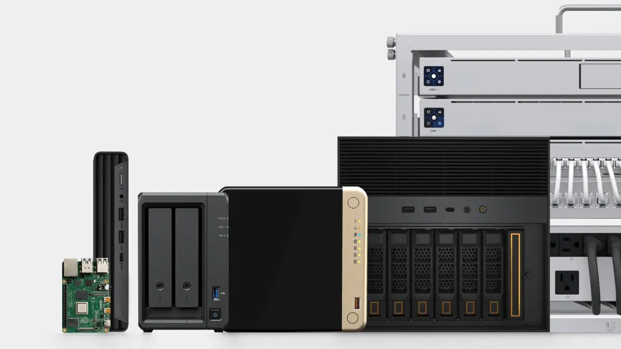 Un Raspberry Pi, un mini PC, deux NAS, un NAS plus grand et des équipements réseau. Parfait pour votre nas maison.