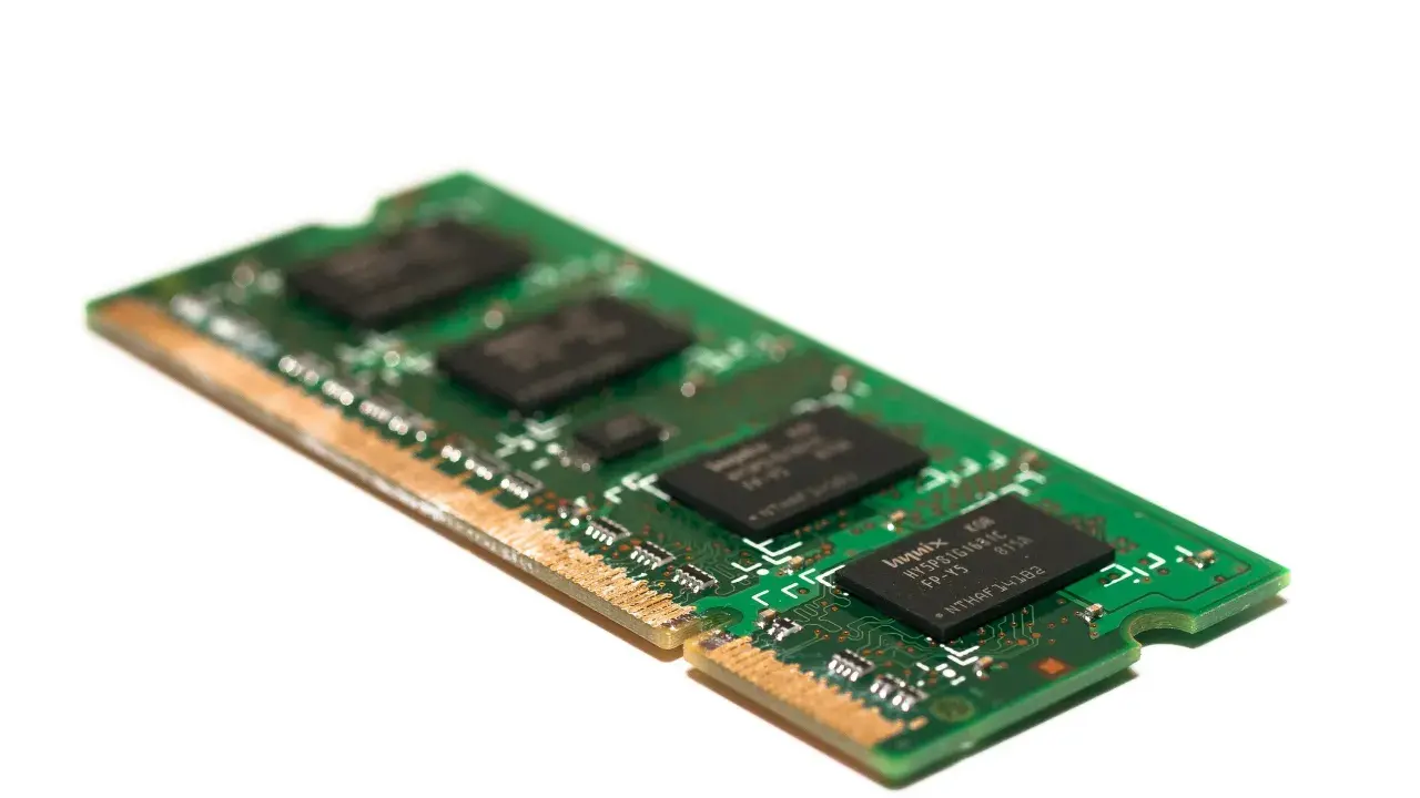Une barrette de mémoire vive d'ordinateur, composant essentiel pour la rapidité de votre machine.