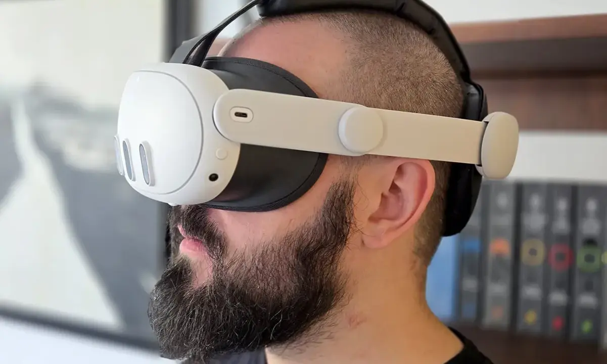 Un homme barbu teste le nouveau casque VR Meta Quest 3. Son avis sera bientôt disponible.