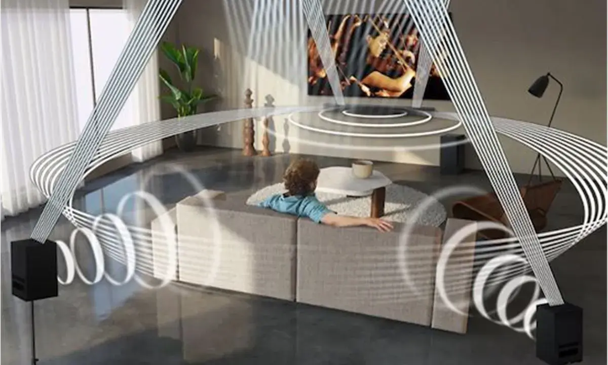 Un salon moderne avec une personne sur un canapé, entouré d'ondes sonores émanant de haut-parleurs, suggérant une expérience immersive avec une prise optique TV.