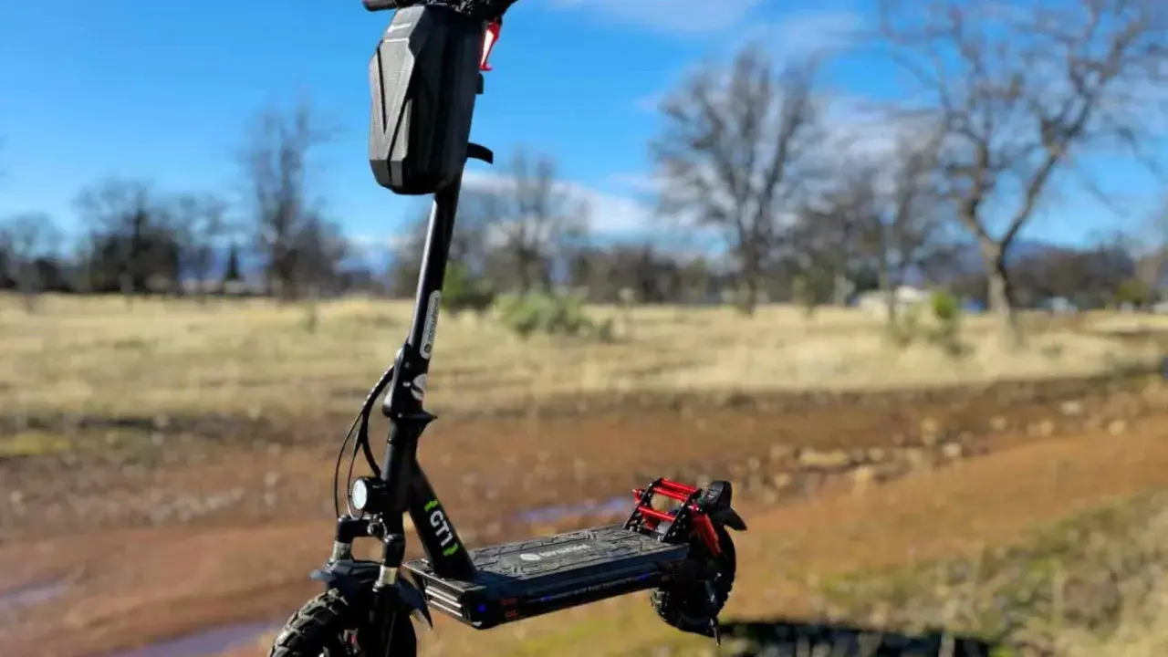 Trottinette électrique GT1 noire avec sacoche, prête pour l'aventure. L'application trottinette électrique vous guide.