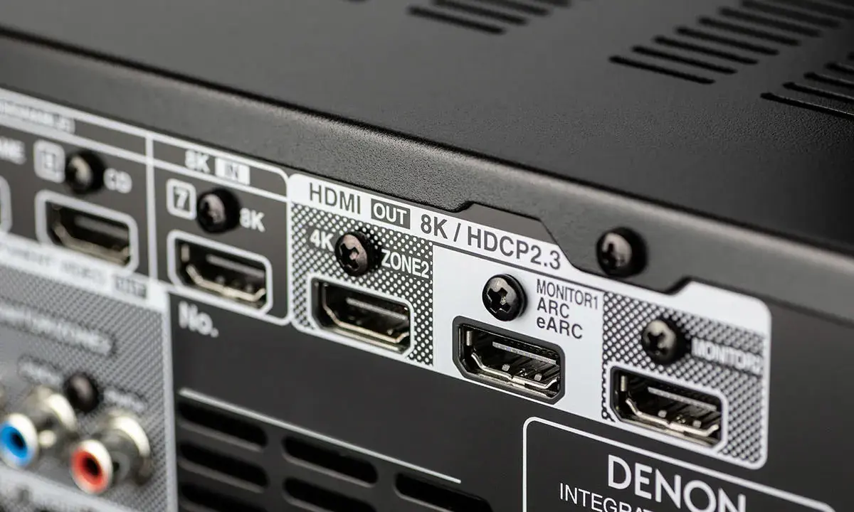 Arrière d'un amplificateur Denon avec ports HDMI OUT 8K/HDCP2.3, 4K, ARC et eARC. Ces prises servent à la transmission vidéo et audio haute résolution.