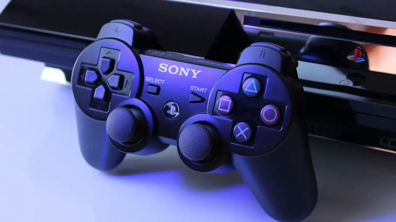 Manette PS3 et console, évoquant la possibilité d'un émulateur PS3 pour Android.