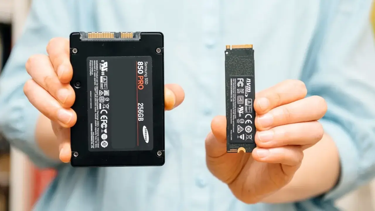 Deux SSD, un 2.5" Samsung 850 PRO 256GB et un M.2 NVMe, pour vous aider à choisir votre SSD.