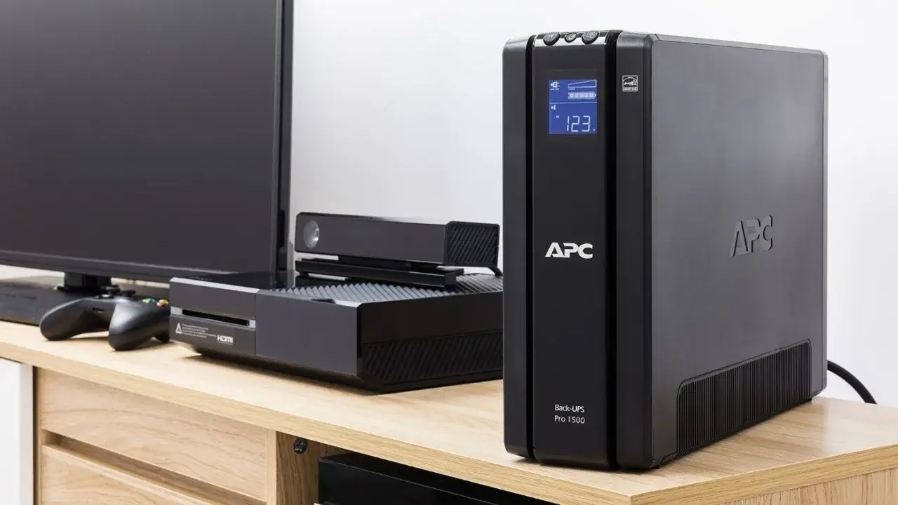 Un onduleur APC Back-UPS Pro 1500 protège votre console de jeu et votre téléviseur. Apprenez comment choisir un onduleur pour vos appareils électroniques.