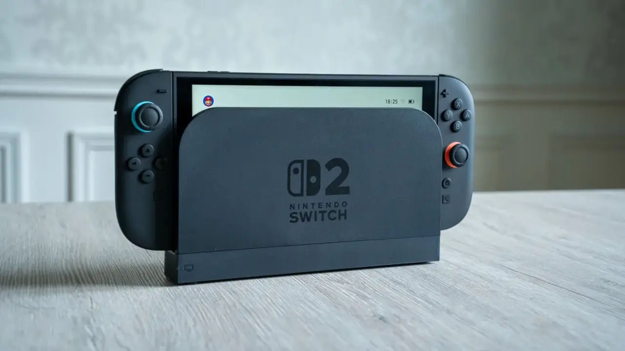 Console Nintendo Switch Lite 2 dans son socle de chargement.