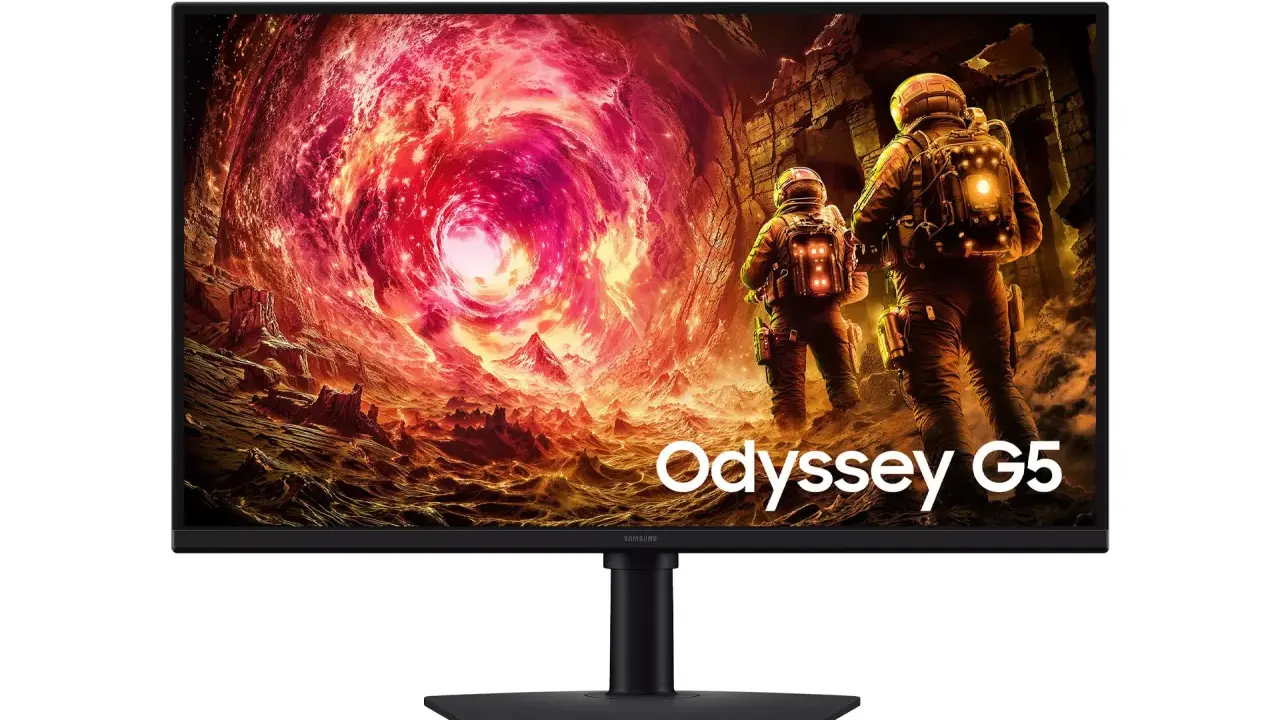 Écran Samsung Odyssey G5 affichant une scène de science-fiction avec des astronautes explorant un paysage volcanique. Idéal pour savoir comment choisir son écran gamer.