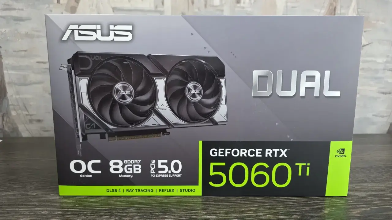 Boîte de la carte graphique ASUS DUAL GeForce RTX 5060 Ti. Une carte graphique avec 8 cœurs, c'est quoi ? Elle offre 8 Go de GDDR7 et le support PCIe 5.0.