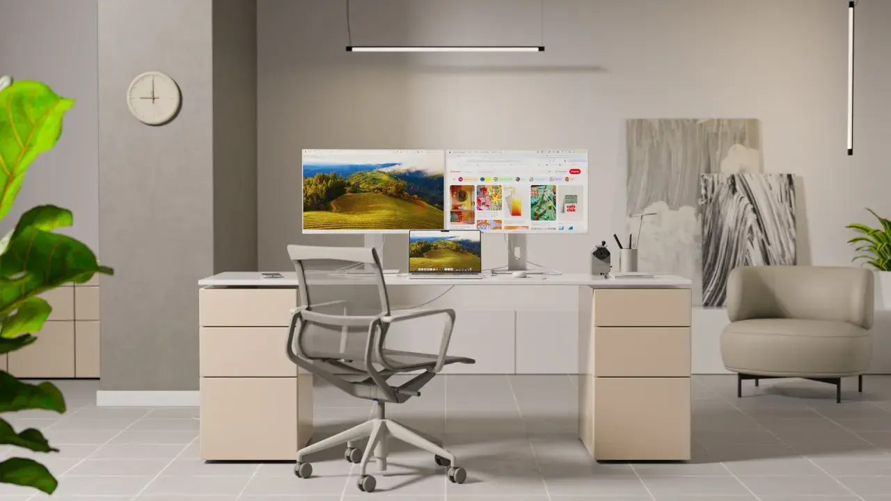 Bureau moderne avec un **écran ergonomique** double, une chaise confortable et une plante verte.