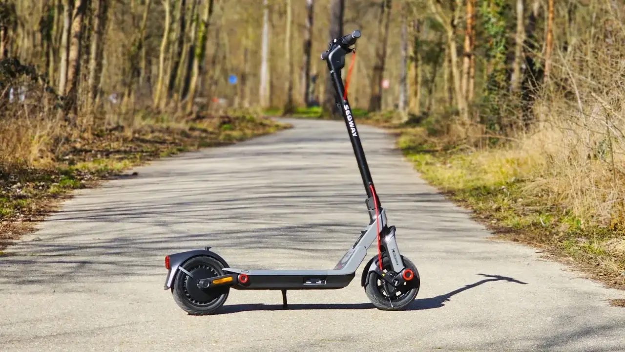 Trottinette Segway sur un chemin forestier. Comment savoir si une trottinette est volée ? Vérifiez le numéro de série et le vendeur.