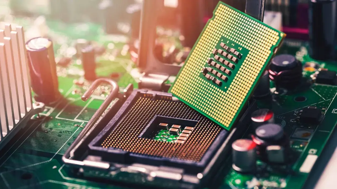 Un processeur de PC portable est prêt à être installé. Le classement des processeurs est essentiel pour choisir le meilleur pour votre machine.