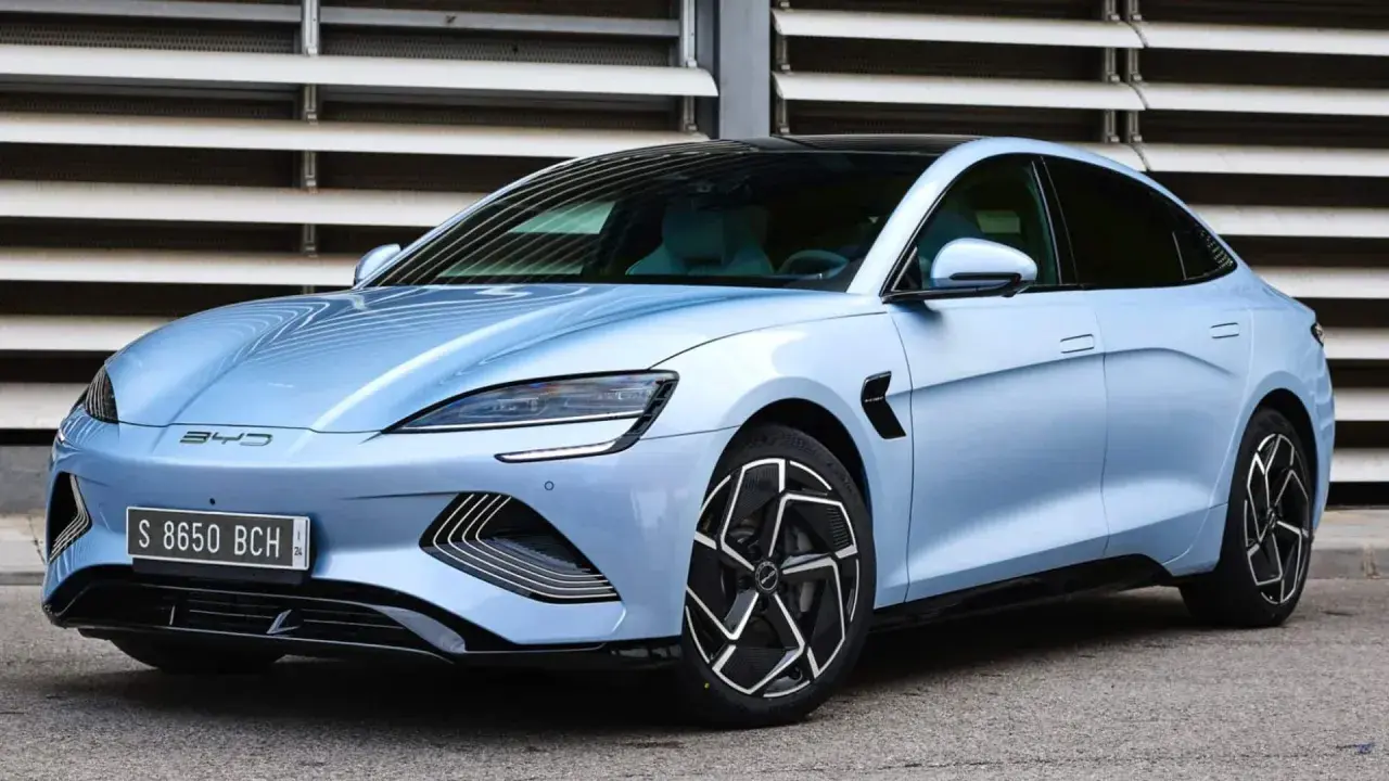 Voiture électrique bleue BYD, prête pour l'aventure avec une grande autonomie. Design futuriste et jantes sportives.