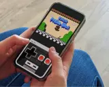 Jouer à Super Mario Bros sur iPhone avec l'émulateur Delta. La manette virtuelle rappelle les consoles d'antan.