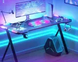 Bureau gamer avec éclairage LED, écran, clavier, manettes, casque et console. Parfait pour monter un PC gamer et plonger dans l'action.
