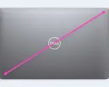Flèche rose sur un ordinateur portable Dell, montrant la diagonale pour savoir comment connaitre la taille de son écran pc.