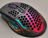 Souris gamer noire avec motifs hexagonaux et dégradé rose/violet. Idéale pour savoir comment choisir sa souris gamer.