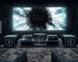 Installation home cinema avec écran THX, amplificateur, enceintes et fauteuils en cuir noir pour une expérience immersive.