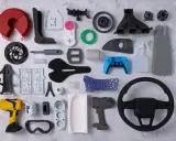 Un guide impression 3d : des pièces variées, d'une manette de jeu à un volant, en passant par des outils et des composants de vélo.
