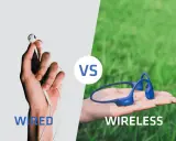 Main gauche : écouteur blanc filaire tenu par une main. Droite : casque bleu sans fil sur une main, sur fond d'herbe.