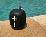 Enceinte Bluetooth noire, prête pour la piscine. Idéale pour savoir comment choisir une enceinte bluetooth adaptée à vos envies.