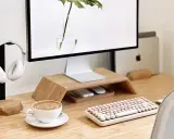 Un café latte, un clavier pastel et un casque blanc composent ce setup bureau idéal pour travailler avec style.