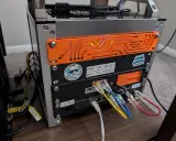 Un serveur maison avec plusieurs ports Ethernet, dont un 10 Gb/s, et des étiquettes personnalisées.