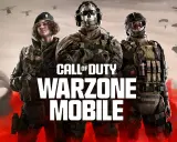 Trois soldats se tiennent prêts pour l'action dans Warzone Mobile. Des hélicoptères et des parachutistes survolent un paysage désertique.