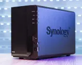 NAS Synology DS223 noir avec indicateurs lumineux et logo Synology.
