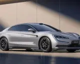 La Yangwang U7, une berline électrique argentée aux lignes futuristes, se dresse fièrement devant un mur texturé.