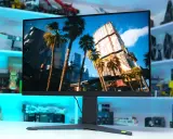 Un écran PC affiche une scène de jeu futuriste avec des palmiers et des gratte-ciel. Le choix de quel écran PC choisir dépend de vos besoins.