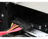 Connexion des câbles SATA pour installer un SSD dans un boîtier d'ordinateur.