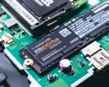 Carte mère avec un port SSD NVMe M.2 Samsung 970 EVO Plus 500 Go.