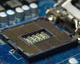 La carte mère bleue avec son socket vide, prêt à accueillir le processeur. Un aperçu pour mieux connaitre son processeur.