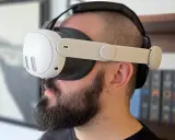 Un homme barbu teste le nouveau casque VR Meta Quest 3. Son avis sera bientôt disponible.