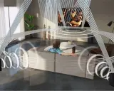 Un salon moderne avec une personne sur un canapé, entouré d'ondes sonores émanant de haut-parleurs, suggérant une expérience immersive avec une prise optique TV.