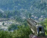 Vue FPS d'un pistolet, visant un village tropical verdoyant. Le réticule de visée suggère une mission dans Crysis 4.