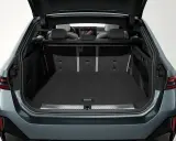 Vue du coffre ouvert d'une Tesla Model Y, montrant son espace de chargement spacieux et les sièges arrière.