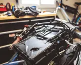 Dans l'atelier, ma trottinette ne s'allume plus. Les fils sont emmêlés, le guidon est prêt pour la réparation.